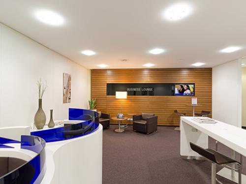 Bequeme Business-Lounge im Bürogebäude in Düsseldorf